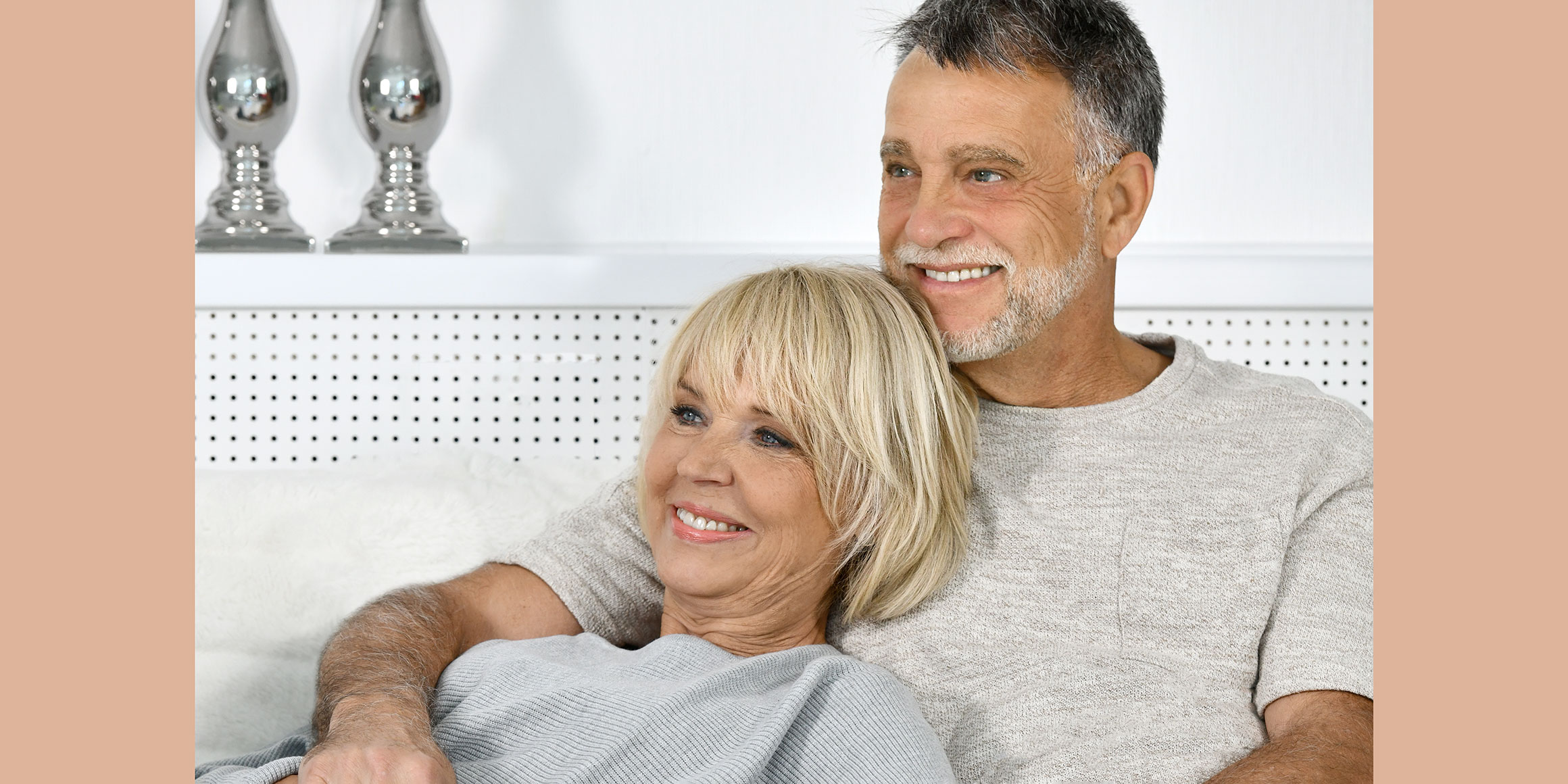 Bestager-, Classic-, Senior-, 50+ Model Michael Diehl Fotomodell aus Esslingen bei Stuttgart mit Lifestyle Paar Sofa